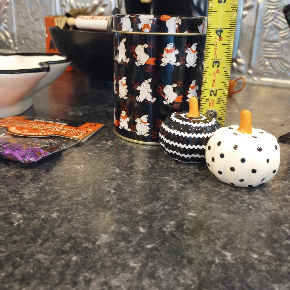 Halloween decor lot ghost candy dish banner pumpkin salt pepper shakers confetti - Picture 5 of 6